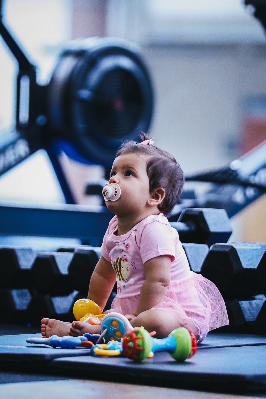 Bebê brincando no tatame da Capybox CT, em Brusque