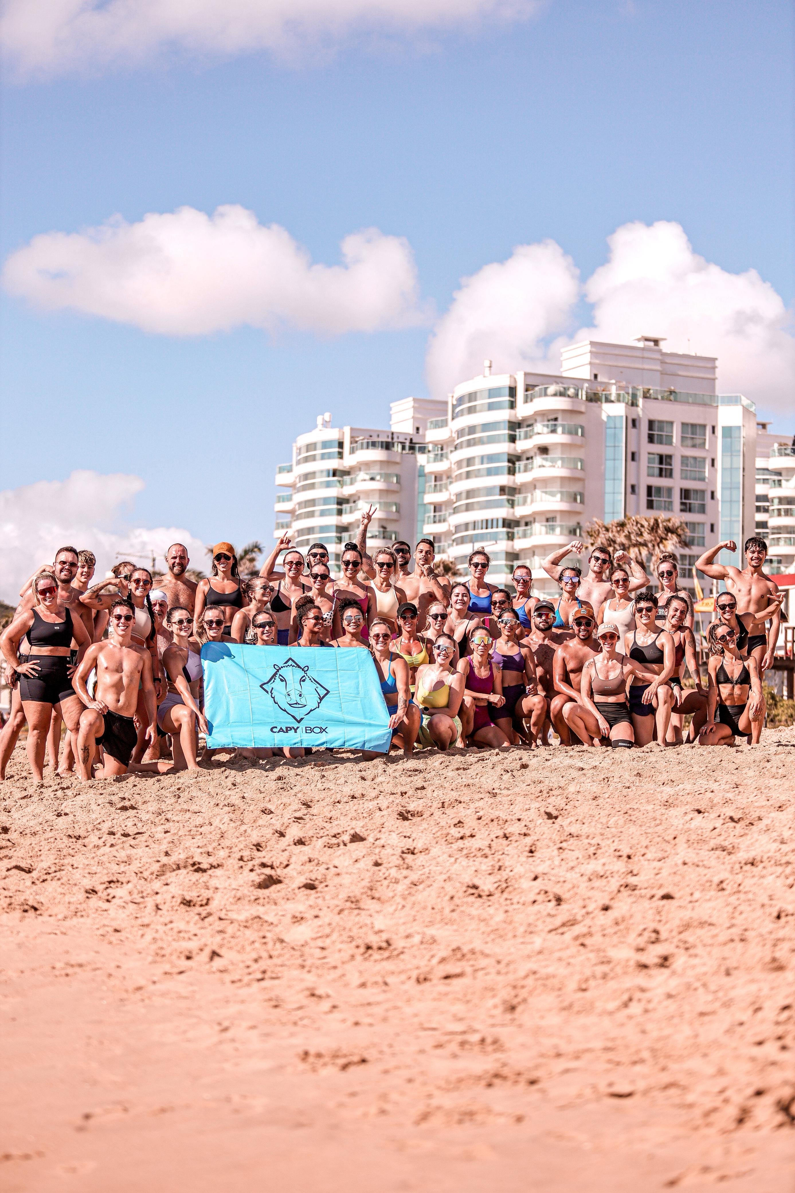 Comunidade Capybox CT reunida na praia